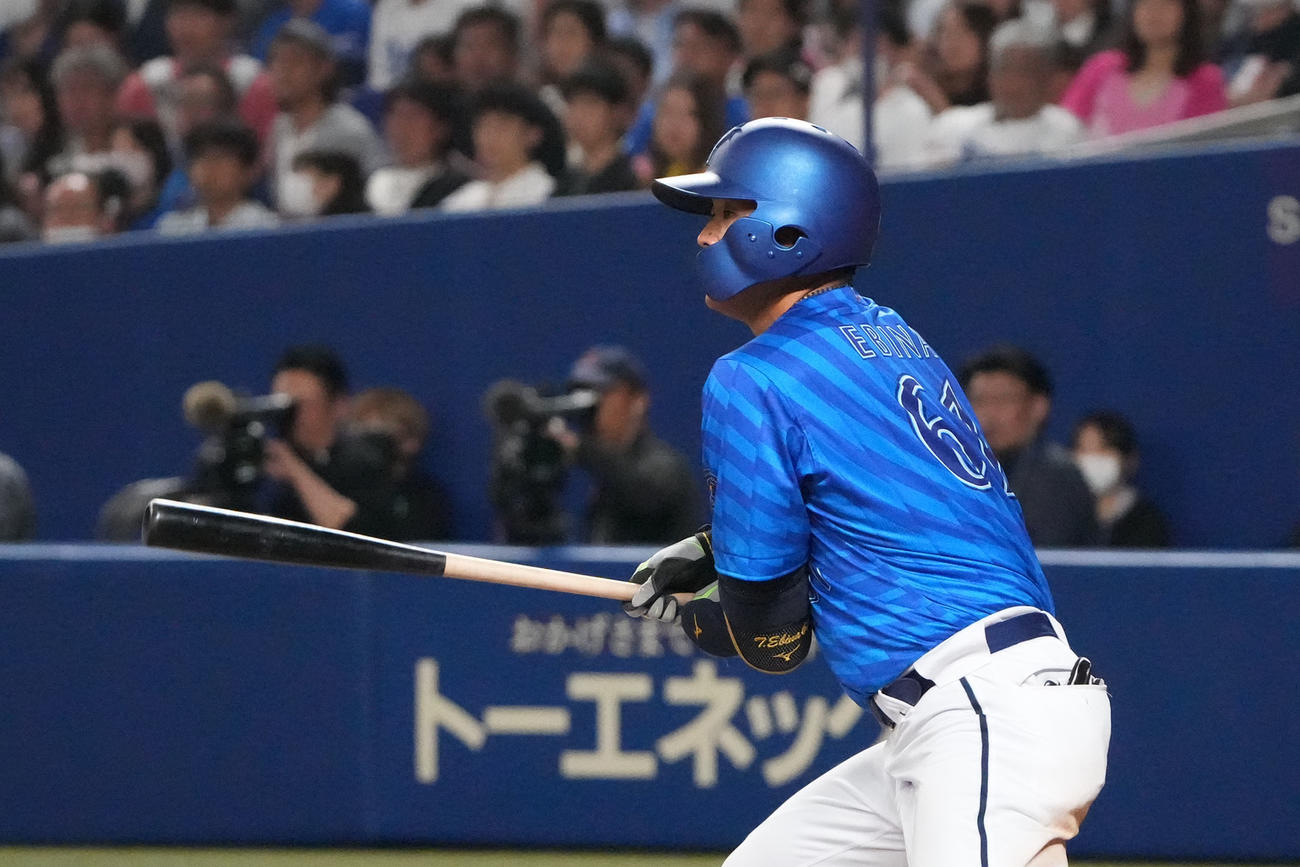 中日対DeNA 3回表DeNA1死一、三塁、左適時打を放つ蝦名（撮影・森本幸一）