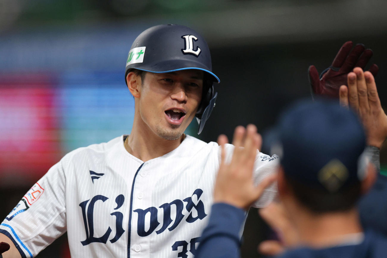 西武対日本ハム　2回裏西武2死、左中間先制ソロ本塁打で生還し、チームメートに迎えられる若林（撮影・河田真司）