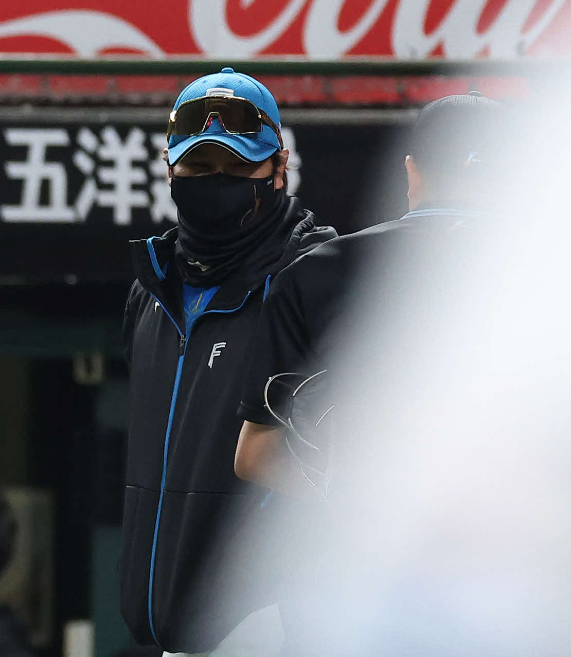 西武対日本ハム　9回表を終え、選手交代を告げる新庄監督（撮影・河田真司）