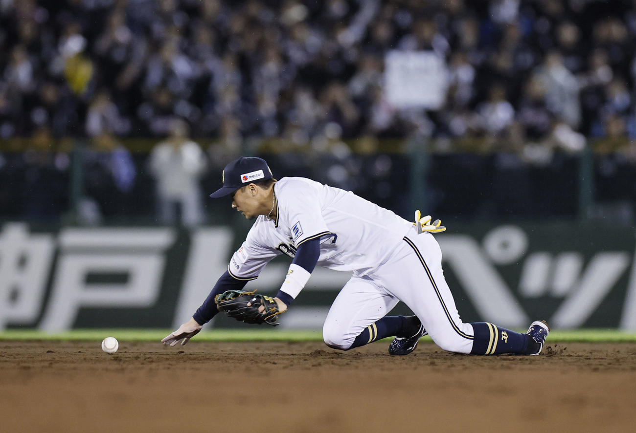 オリックス対ロッテ　9回表ロッテ2死満塁、小川の二ゴロでファンブルし、適時失策する安達（撮影・藤尾明華）