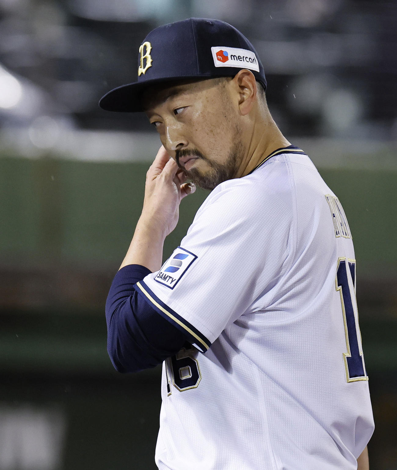 オリックス対ロッテ　9回表ロッテ1死二、三塁、降板するオリックス平野佳（撮影・藤尾明華）