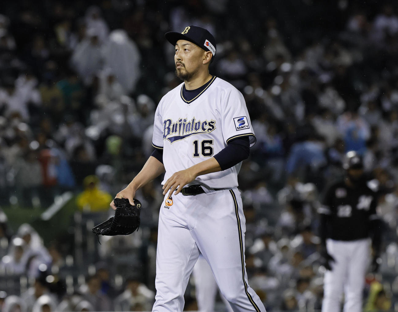 オリックス対ロッテ　9回表ロッテ1死二、三塁、降板するオリックス平野佳（撮影・藤尾明華）