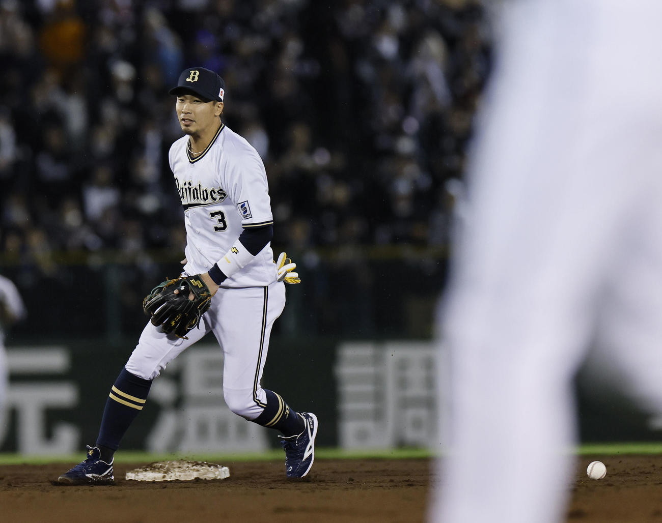 オリックス対ロッテ　9回表ロッテ無死、小川の二ゴロを失策する安達（撮影・藤尾明華）