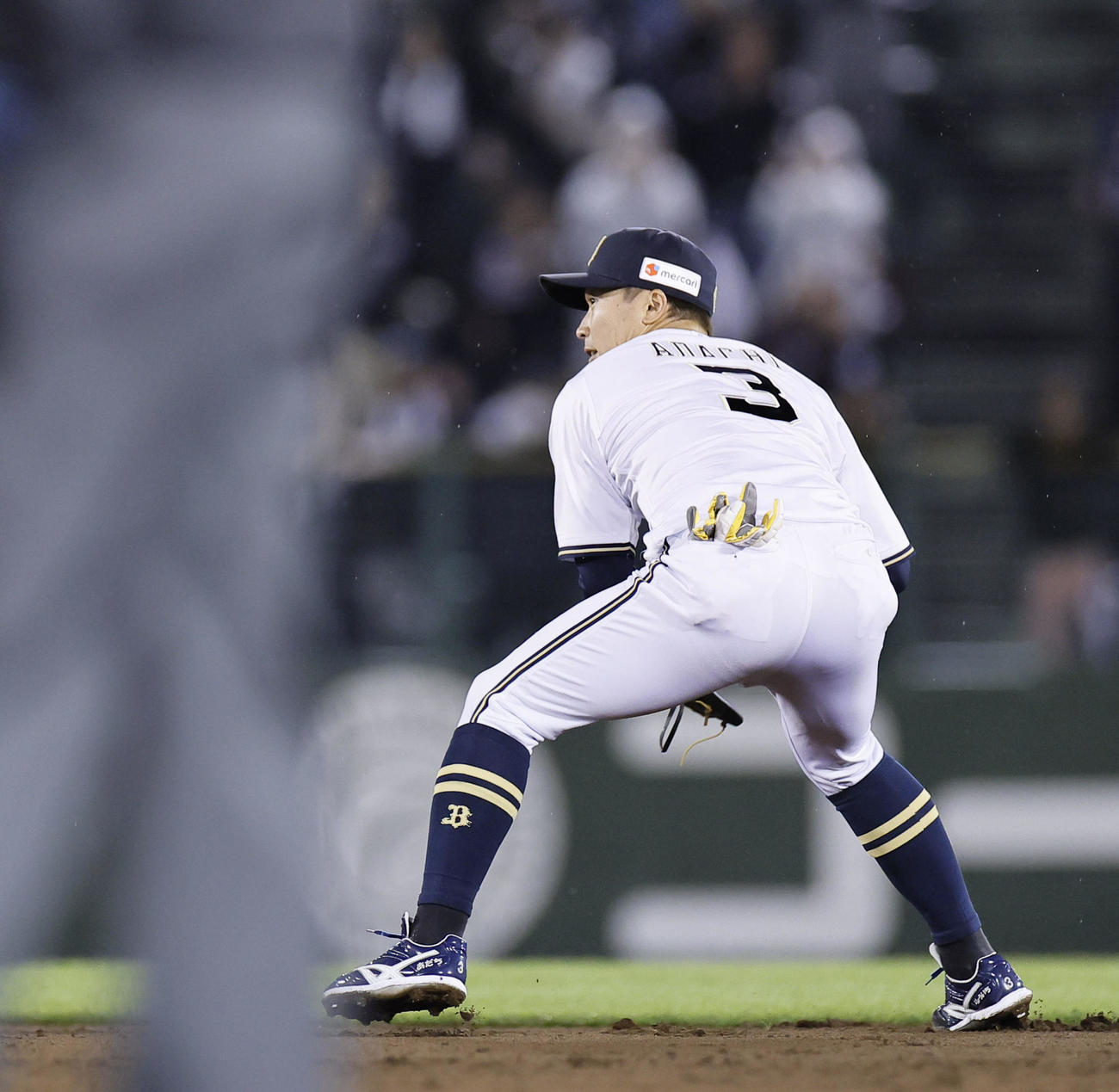 オリックス対ロッテ　9回表ロッテ無死一、二塁、ポランコの二ゴロを失策する安達（撮影・藤尾明華）