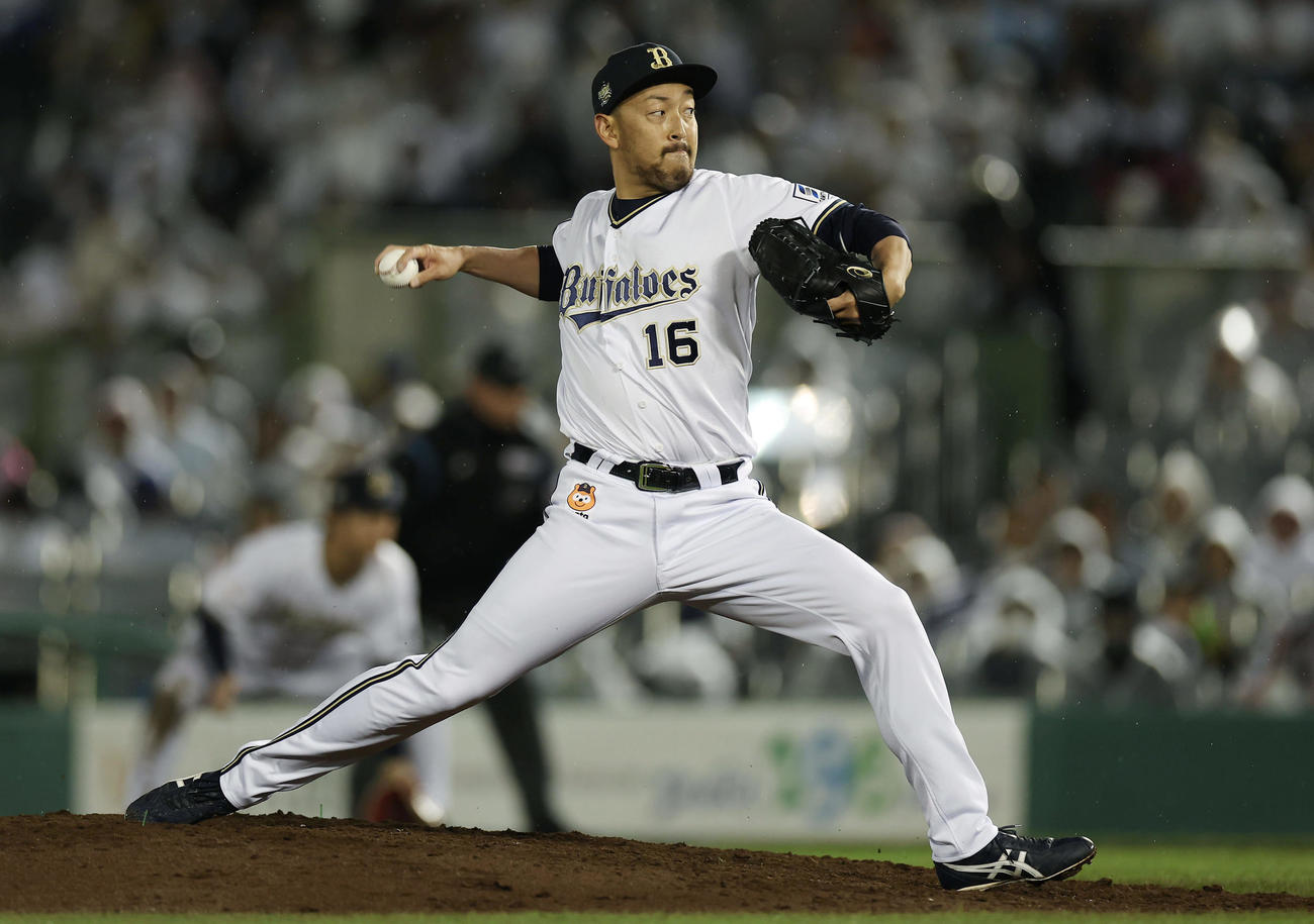 オリックス対ロッテ　力投するオリックス5番手の平野佳（撮影・前田充）