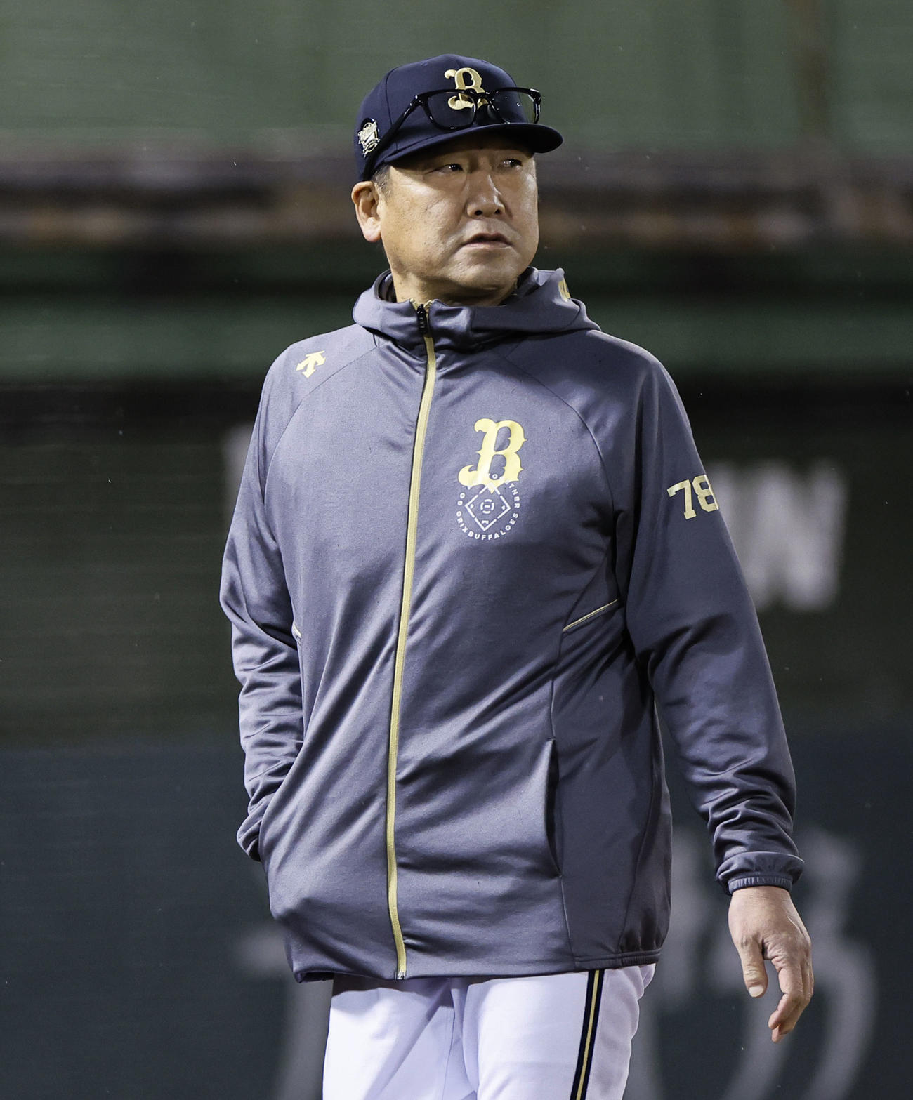 オリックス対ロッテ　9回表ロッテ1死一、二塁、投手交代を告げる中嶋監督（撮影・藤尾明華）