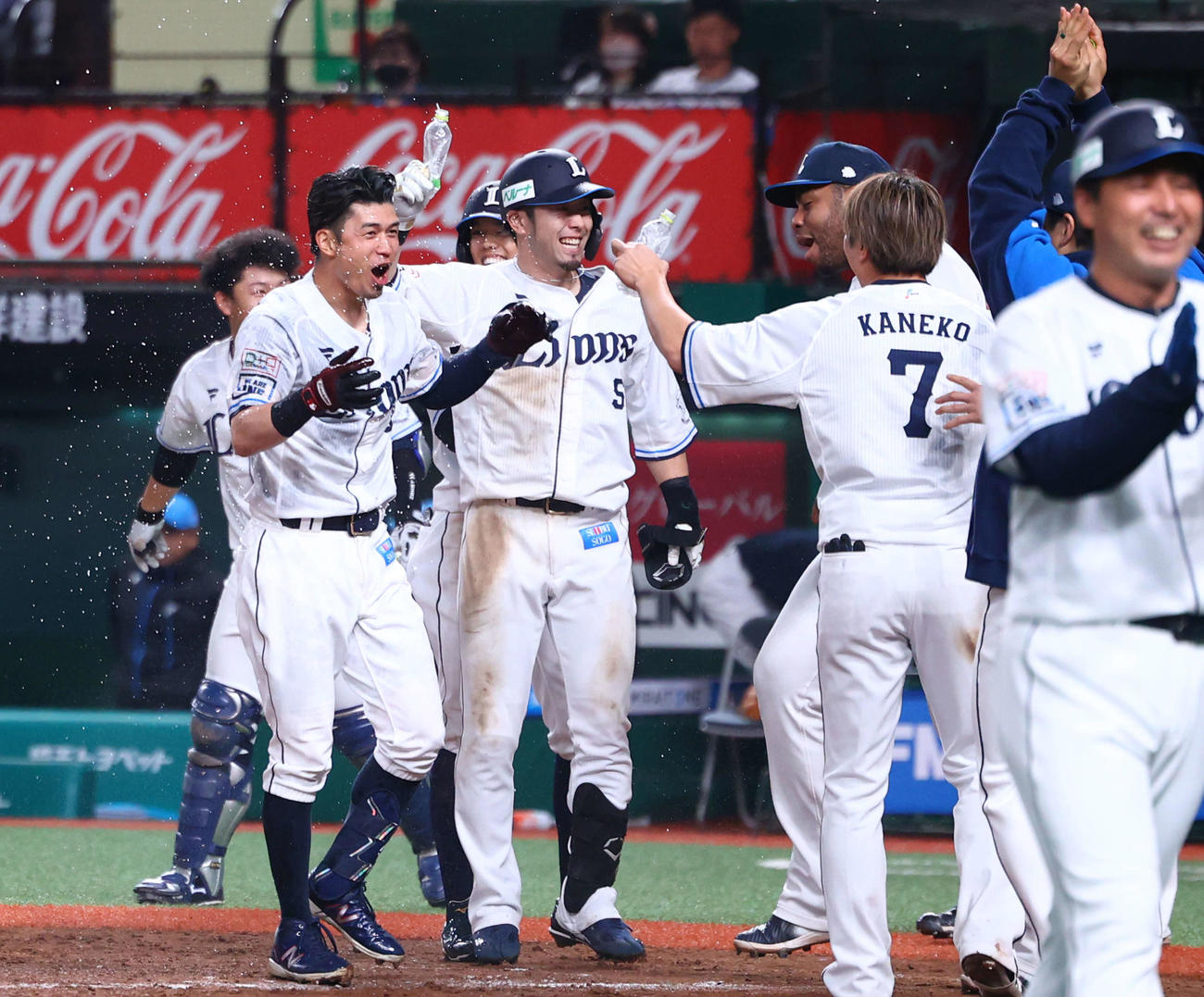 西武対日本ハム　9回裏西武2死二塁、左越えサヨナラ2点本塁打で生還し、チームメートと歓喜する若林（左）（撮影・河田真司）