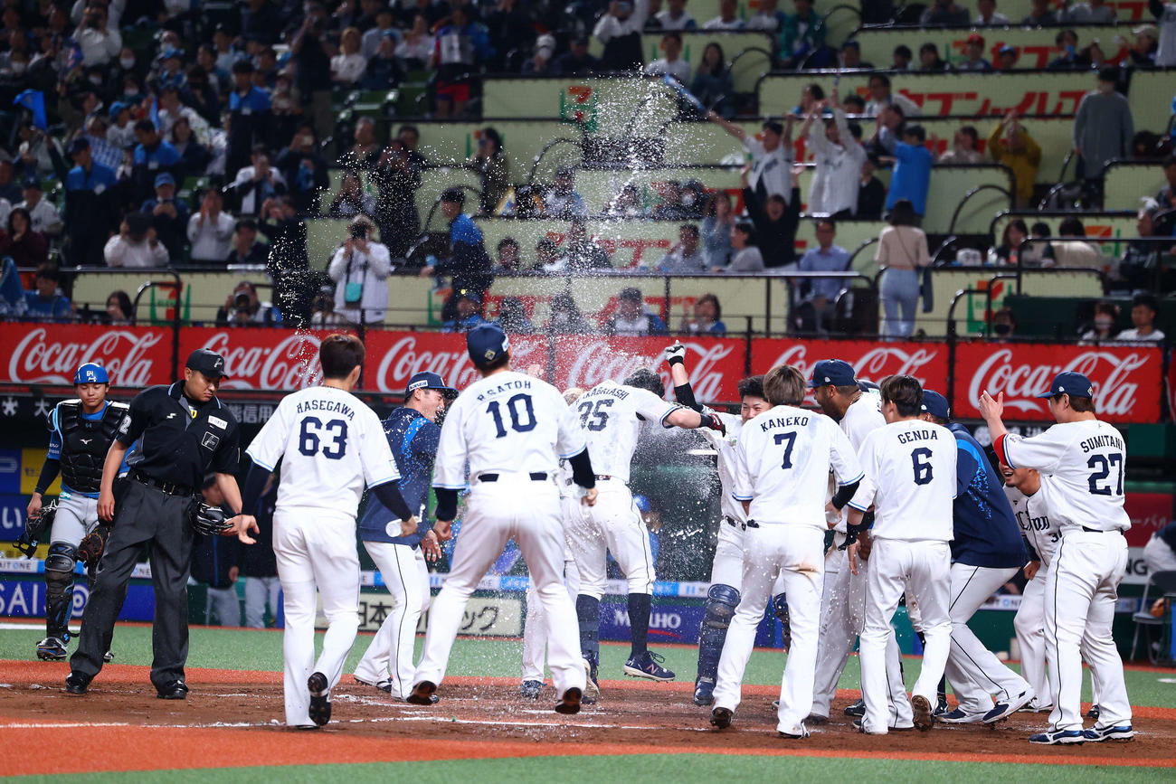 西武対日本ハム　9回裏西武2死二塁、左越えサヨナラ2点本塁打で生還し、チームメートに祝福される若林（中央）（撮影・河田真司）