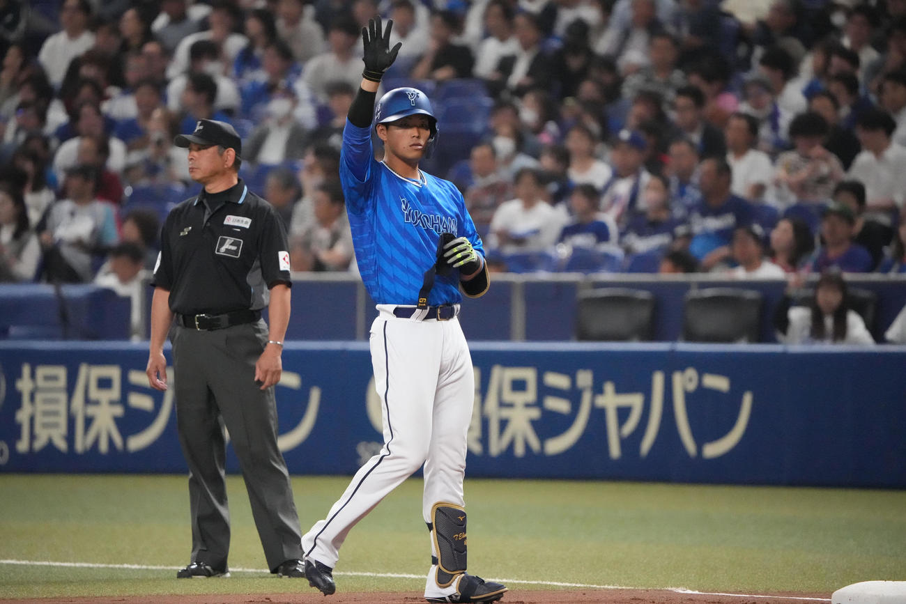 中日対DeNA 1回表DeNA無死一塁、中前打を放った蝦名（撮影・森本幸一）