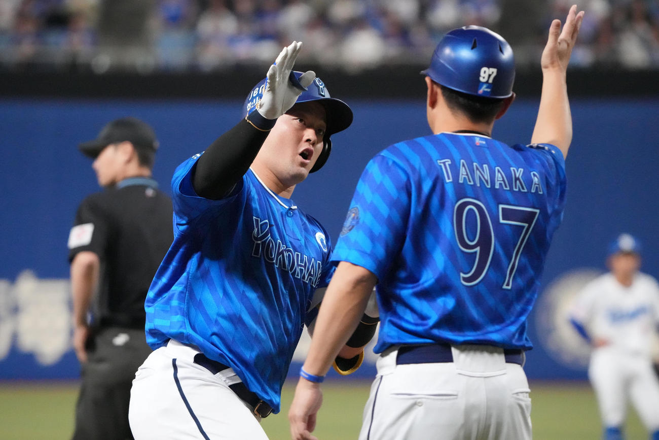 中日対DeNA 1回表DeNA無死一、三塁、左越え3点本塁打を放ちダイヤモンドをまわる牧（左）（撮影・森本幸一）