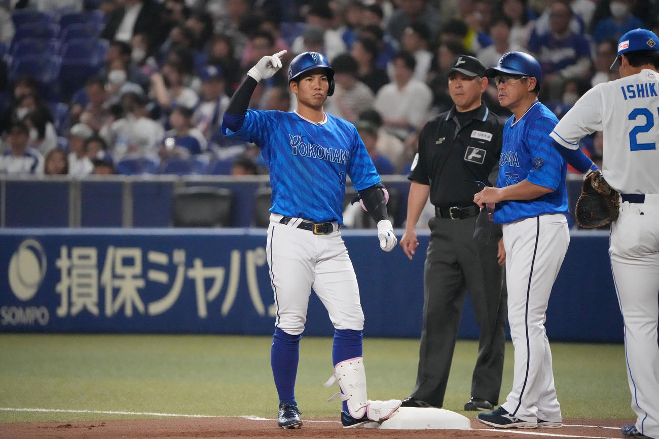 中日対DeNA 1回表DeNA無死、中前安打を放ち出塁する桑原（左）（撮影・森本幸一）
