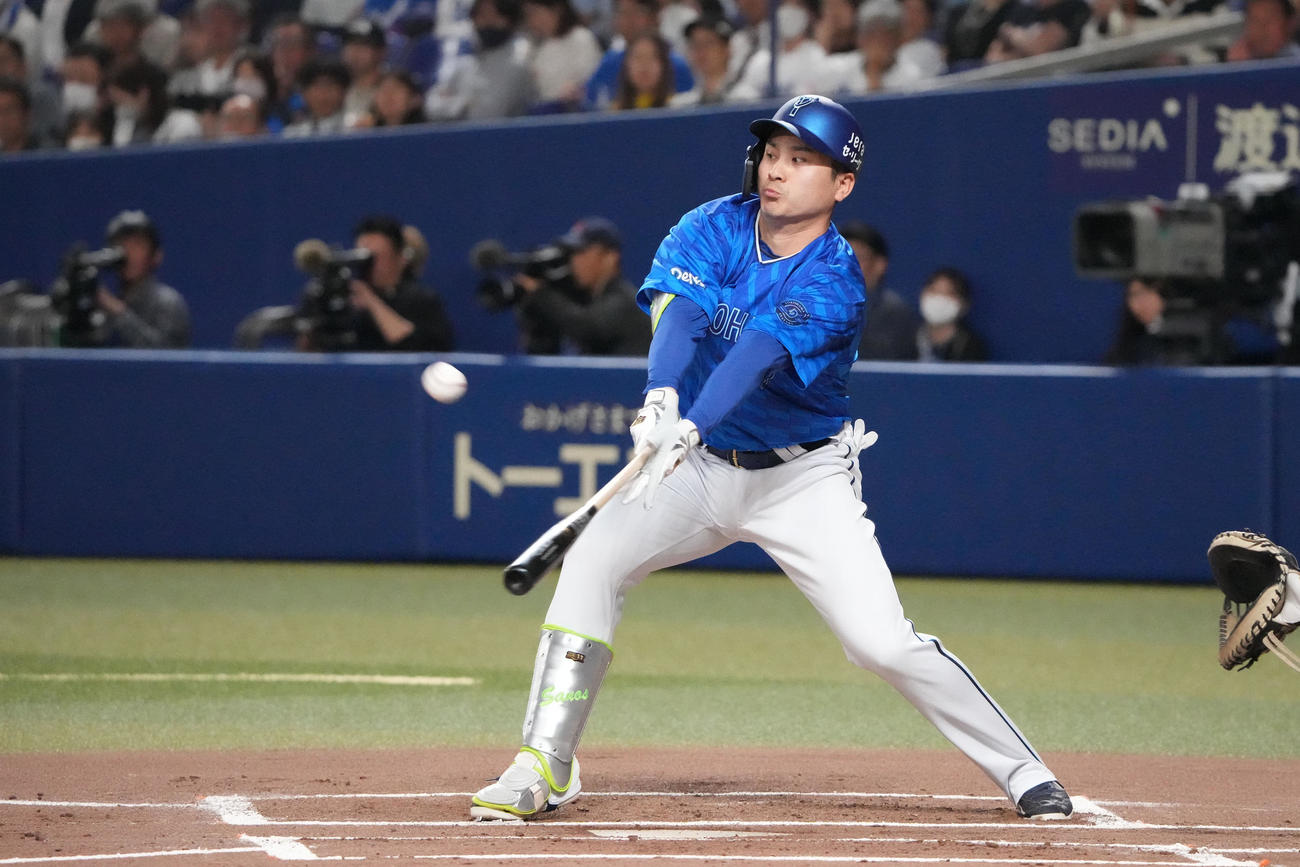 中日対DeNA 1回表DeNA無死一、二塁、中前適時打を放つ佐野（撮影・森本幸一）