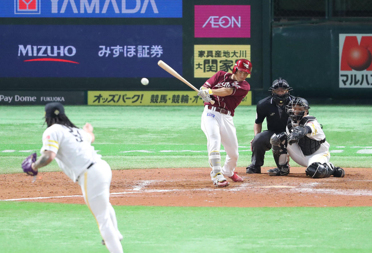 ソフトバンク対楽天　9回表楽天1死二塁、小深田は中前に勝ち越しの適時打を放つ（撮影・梅根麻紀）