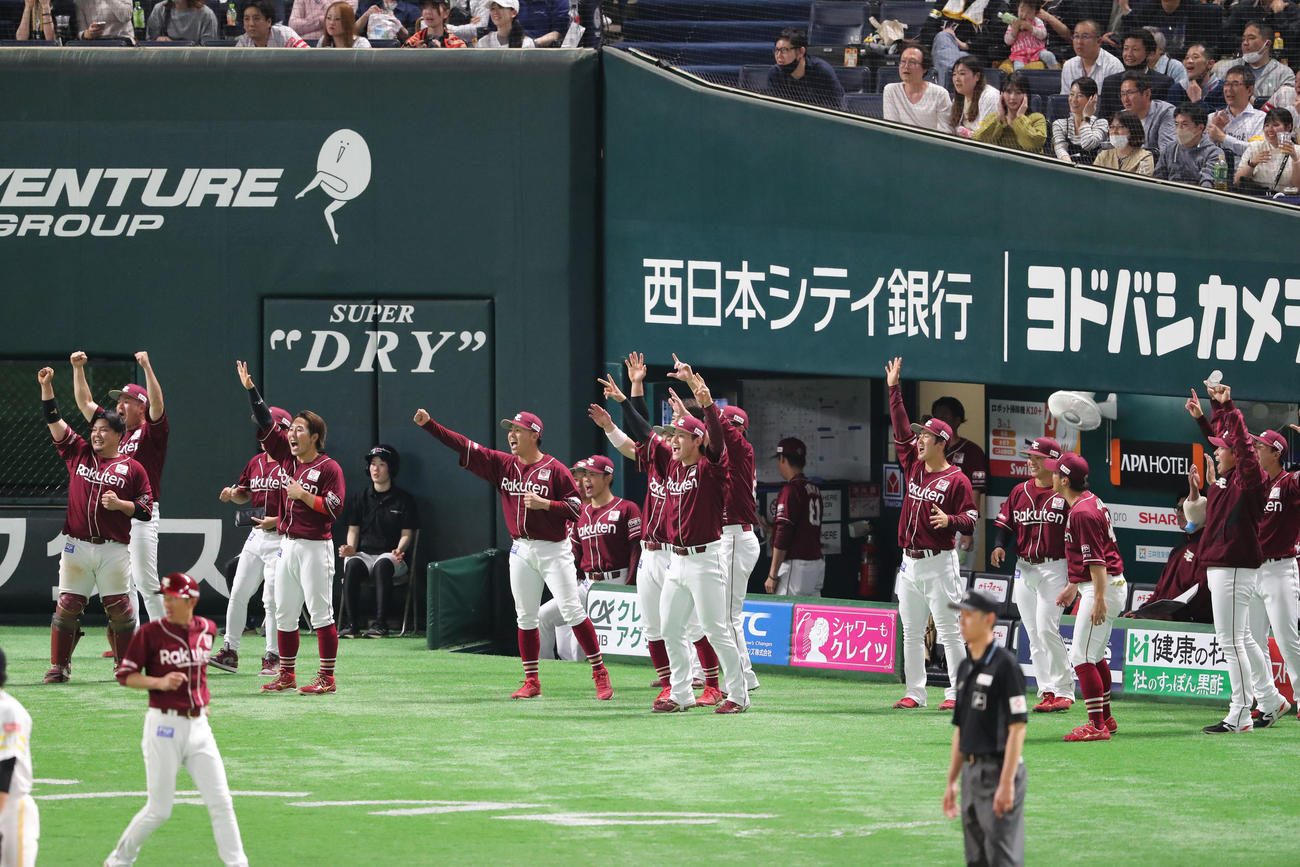 ソフトバンク対楽天　9回表楽天1死二塁、小深田の勝ち越し中前適時打でベンチから飛び出して喜ぶナイン（撮影・梅根麻紀）