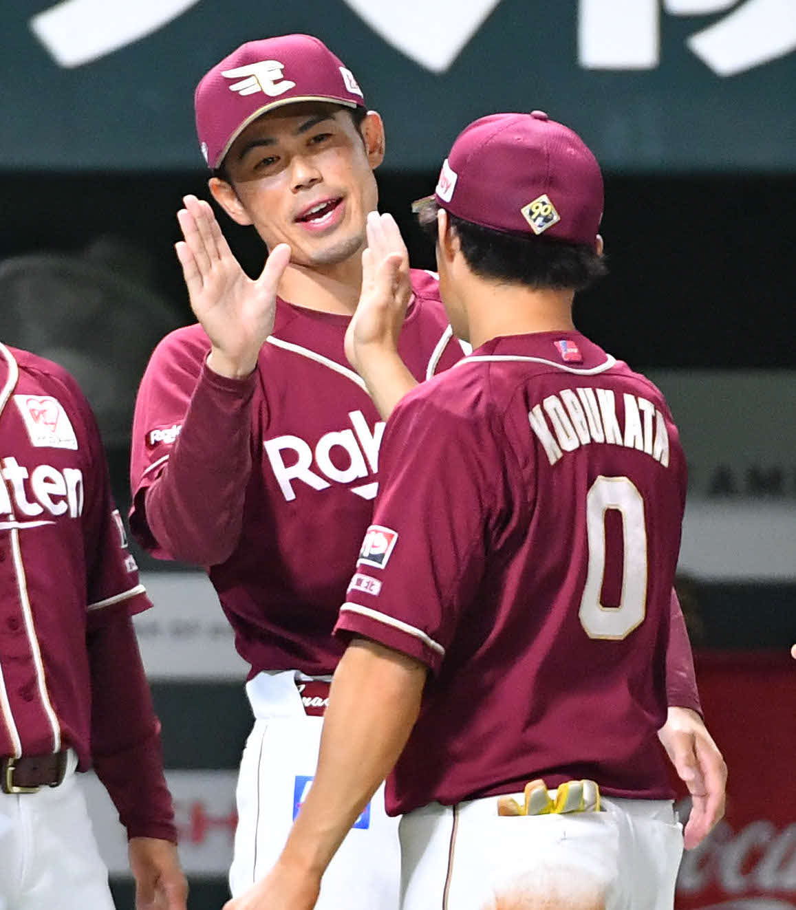 ソフトバンク対楽天　ソフトバンクに勝利し、決勝打を放った小深田（右）とタッチを交わす今江監督（撮影・岩下翔太）