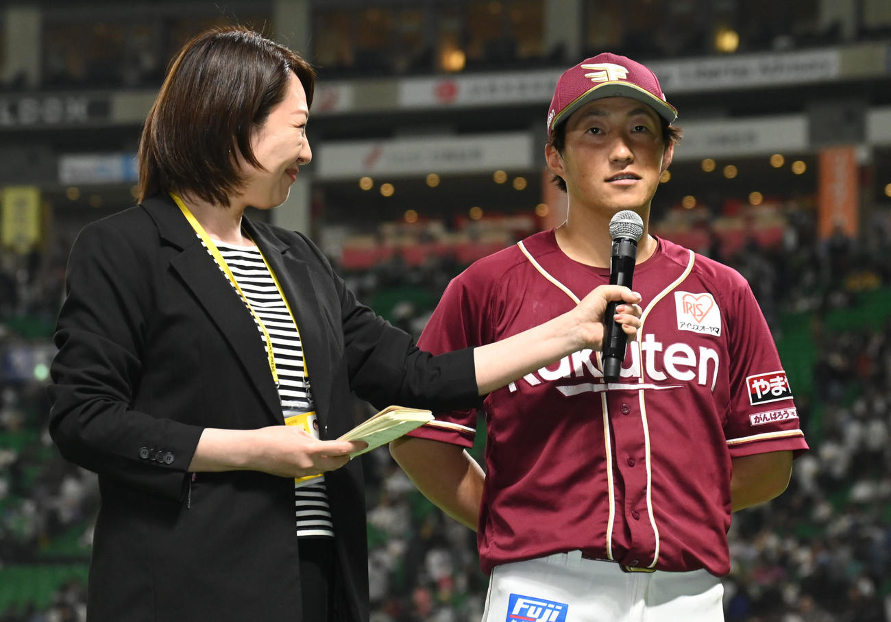 ソフトバンク対楽天　ヒーローインタビューに答える小深田（撮影・林敢治）