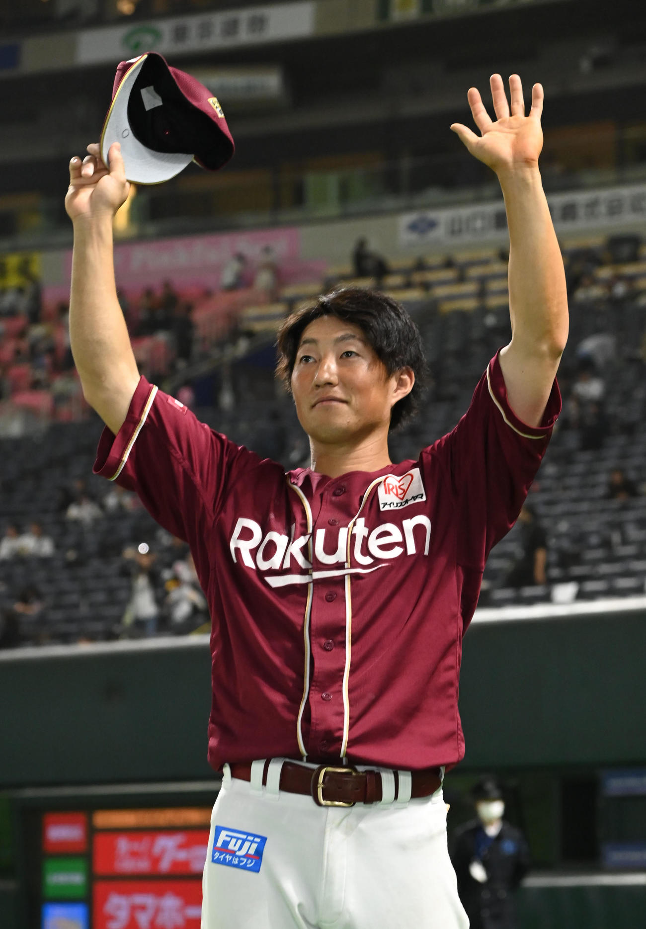 ソフトバンク対楽天　ファンスタンドに笑顔で手を振る小深田（撮影・林敢治）