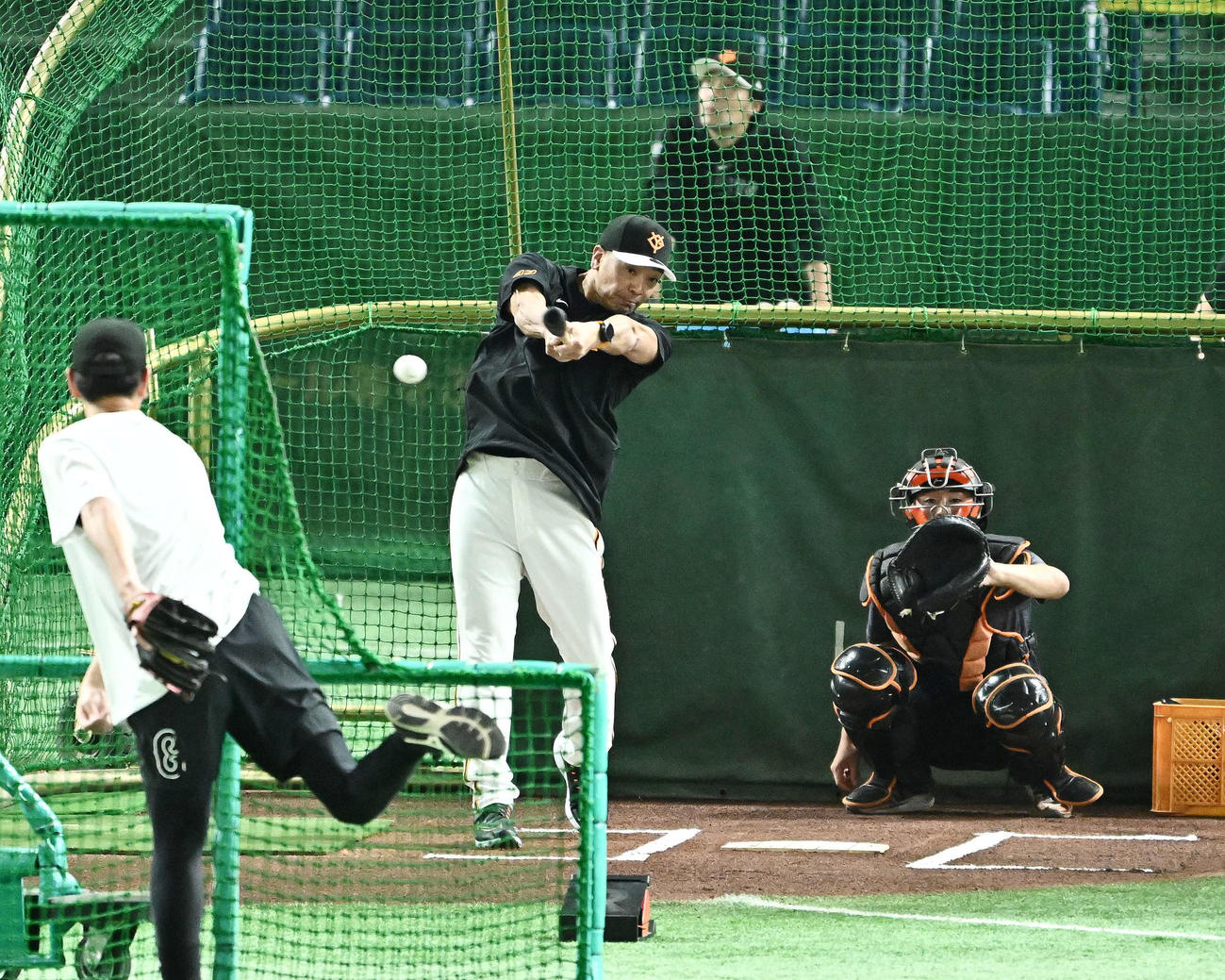 巨人対ヤクルト　試合前練習でフリー打撃する巨人阿部監督（撮影・滝沢徹郎）