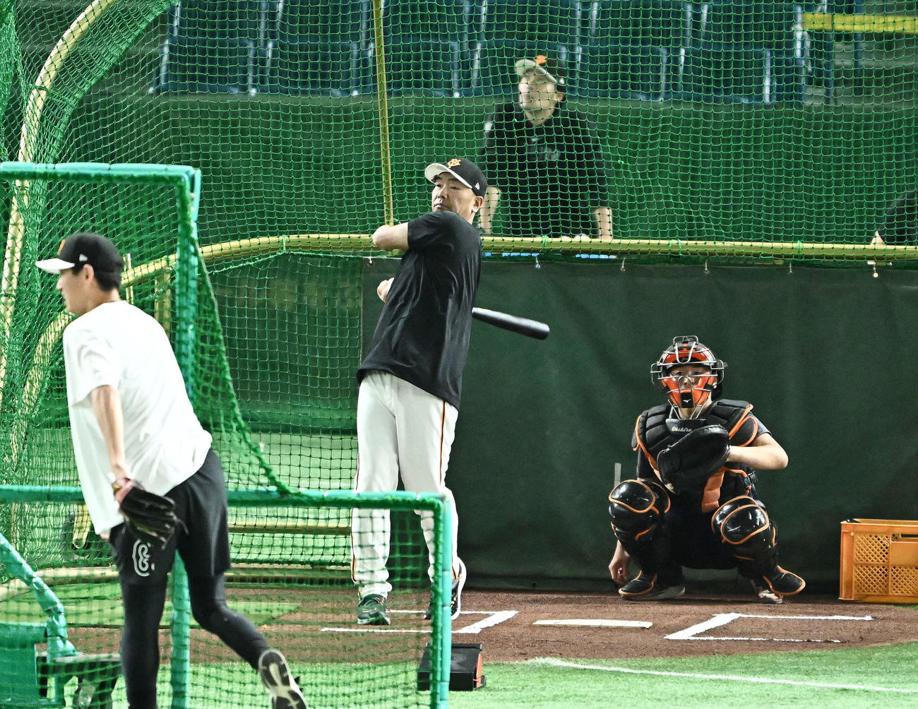 巨人対ヤクルト　試合前練習でフリー打撃する巨人阿部監督（撮影・滝沢徹郎）