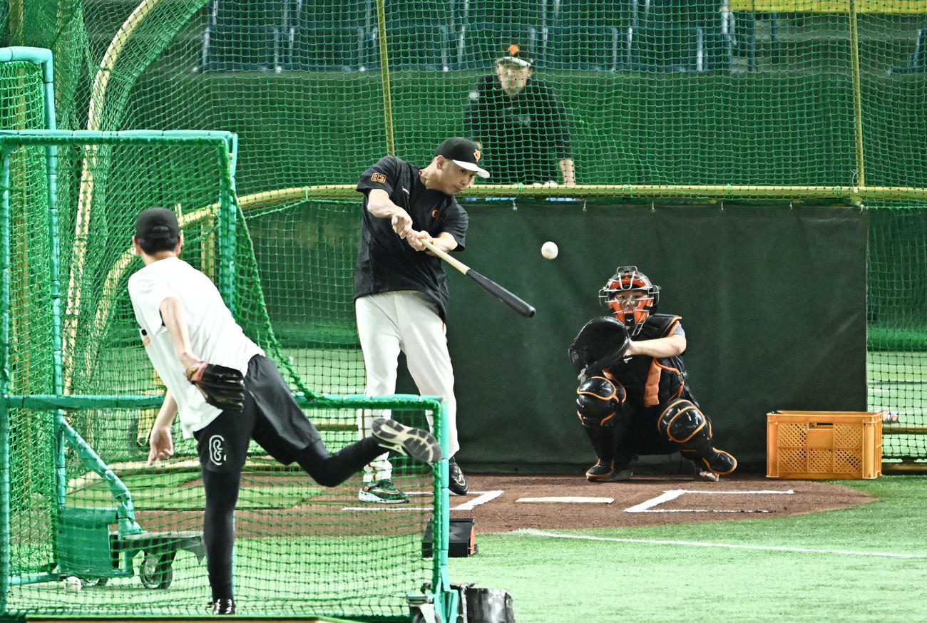 巨人対ヤクルト　試合前練習でフリー打撃する巨人阿部監督（撮影・滝沢徹郎）