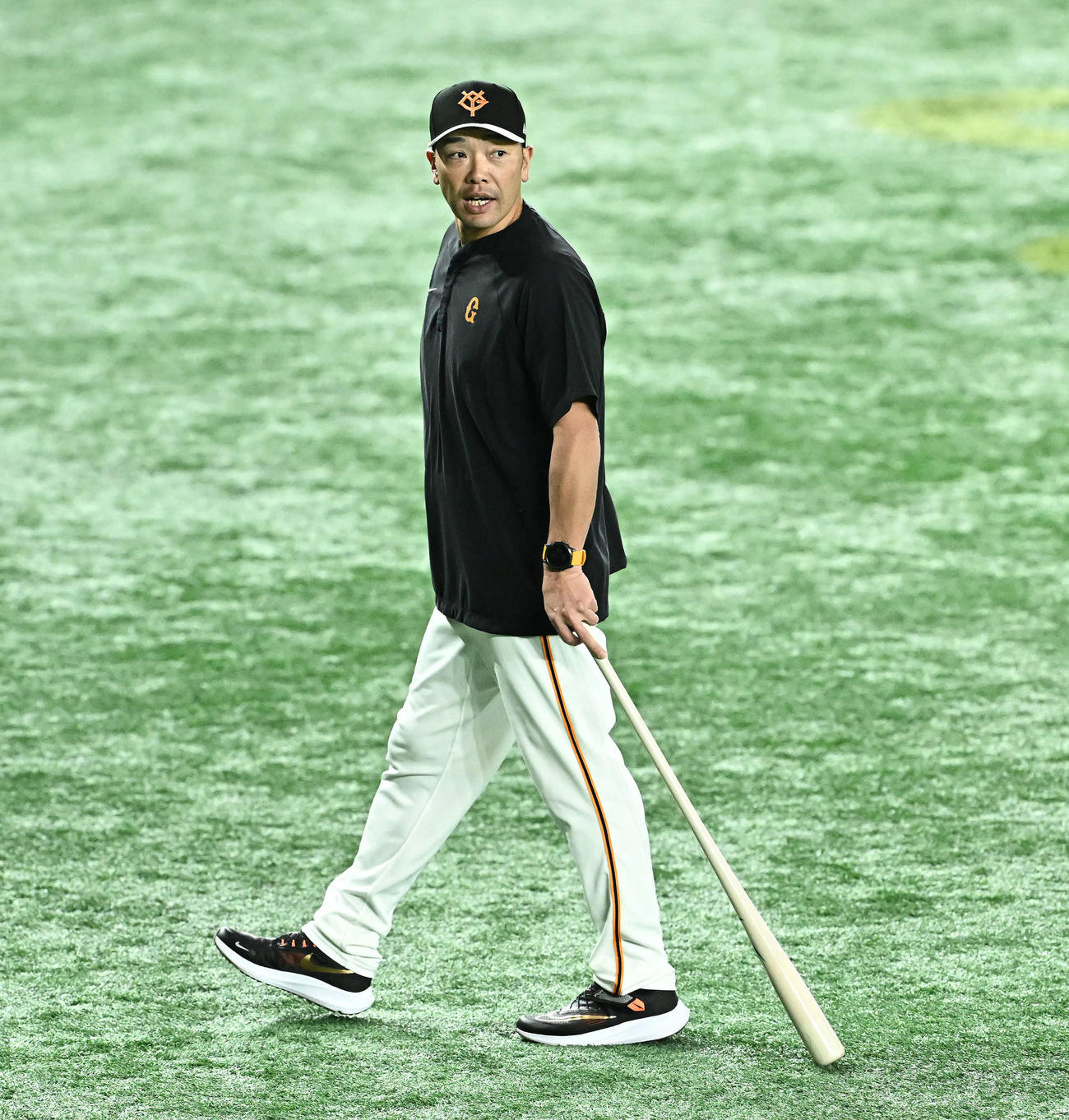 巨人対ヤクルト　試合前練習を見守る巨人阿部監督（撮影・滝沢徹郎）