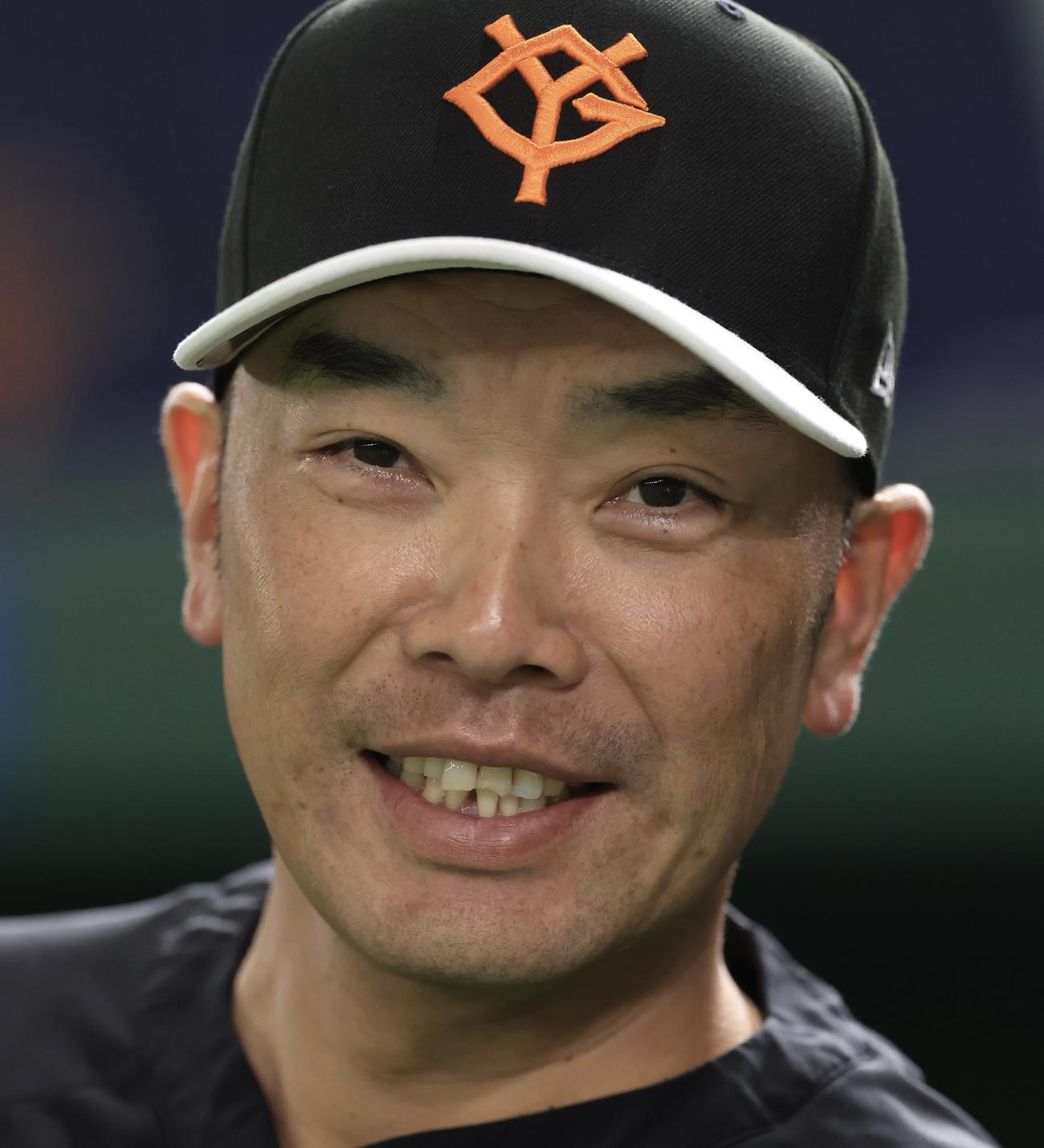 巨人対ヤクルト　試合前、報道陣と話す巨人阿部監督=2024年5月1日