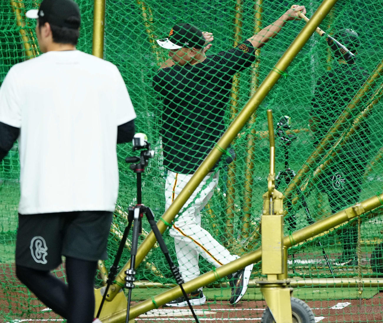 巨人対ヤクルト　フリー打撃を行う巨人阿部監督（撮影・たえ見朱実）