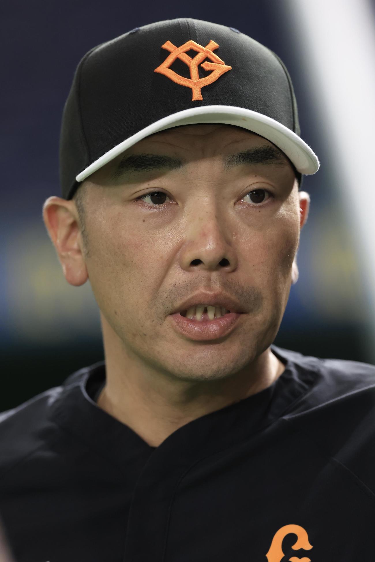 巨人対ヤクルト　試合前、報道陣と話す巨人阿部監督=2024年5月1日
