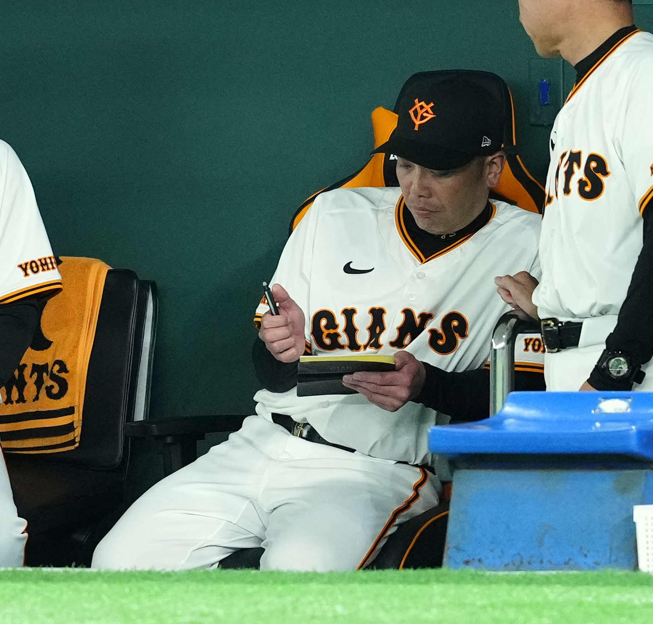 巨人対ヤクルト　ベンチでメモを取る巨人阿部監督（撮影・たえ見朱実）