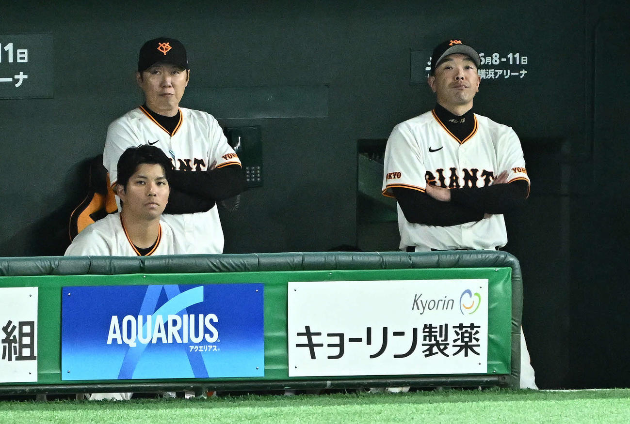 巨人対ヤクルト　9回裏巨人1死一、二塁、萩尾の一塁アウトの判定にリクエストしリプレー映像を見る阿部監督（右）（撮影・滝沢徹郎）