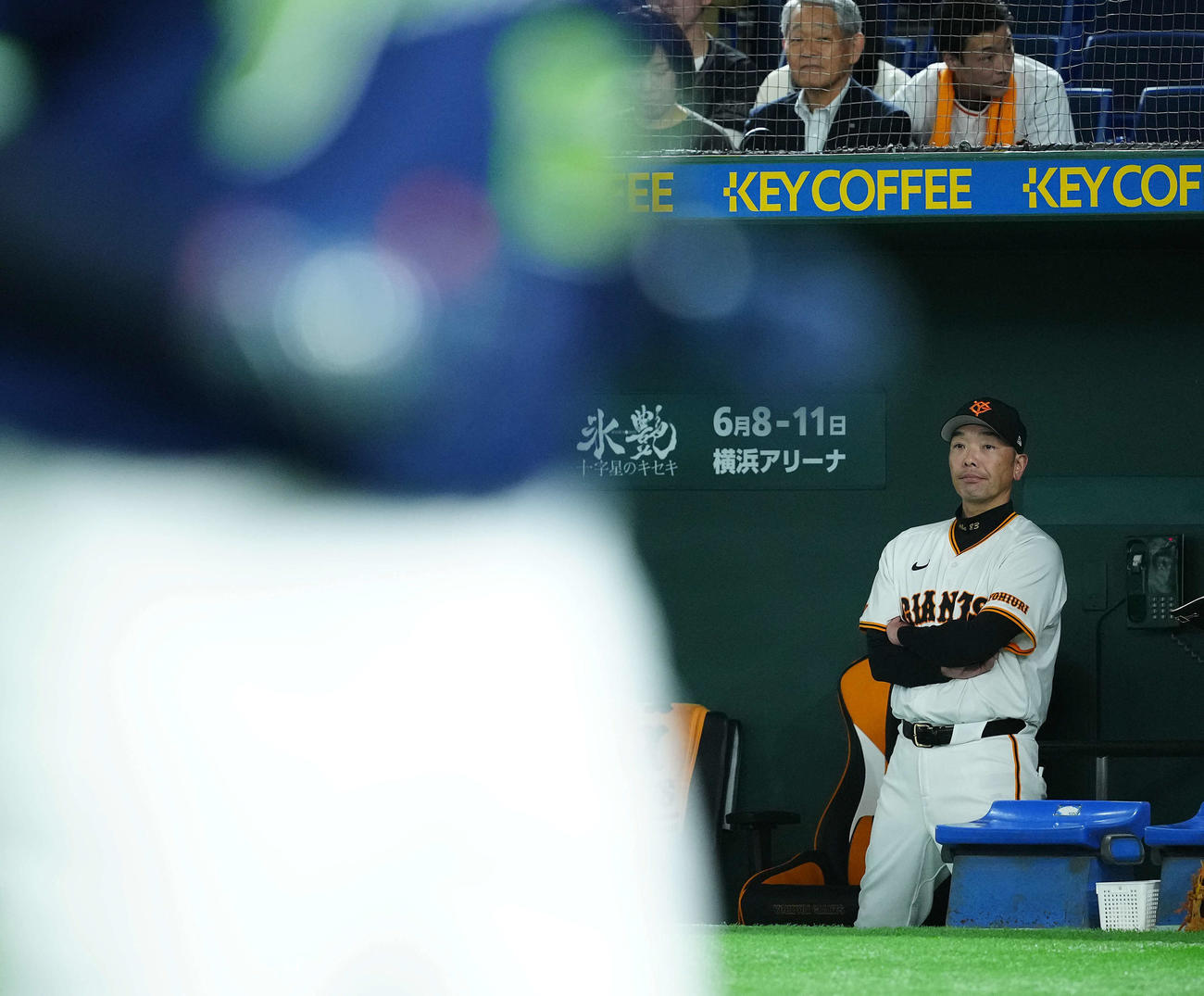 巨人対ヤクルト　3回表ヤクルト2死、村上宗隆にソロ本塁打を浴び4－0とされる阿部監督（撮影・たえ見朱実）