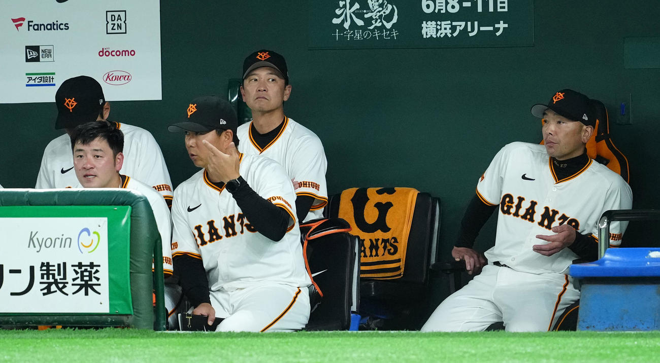 巨人対ヤクルト　1回表、オスナに3点本塁打を浴びた捕手の巨人岸田（前列左端）は、実松バッテリーコーチの指示を受ける。後列右端は阿部監督（撮影・たえ見朱実）