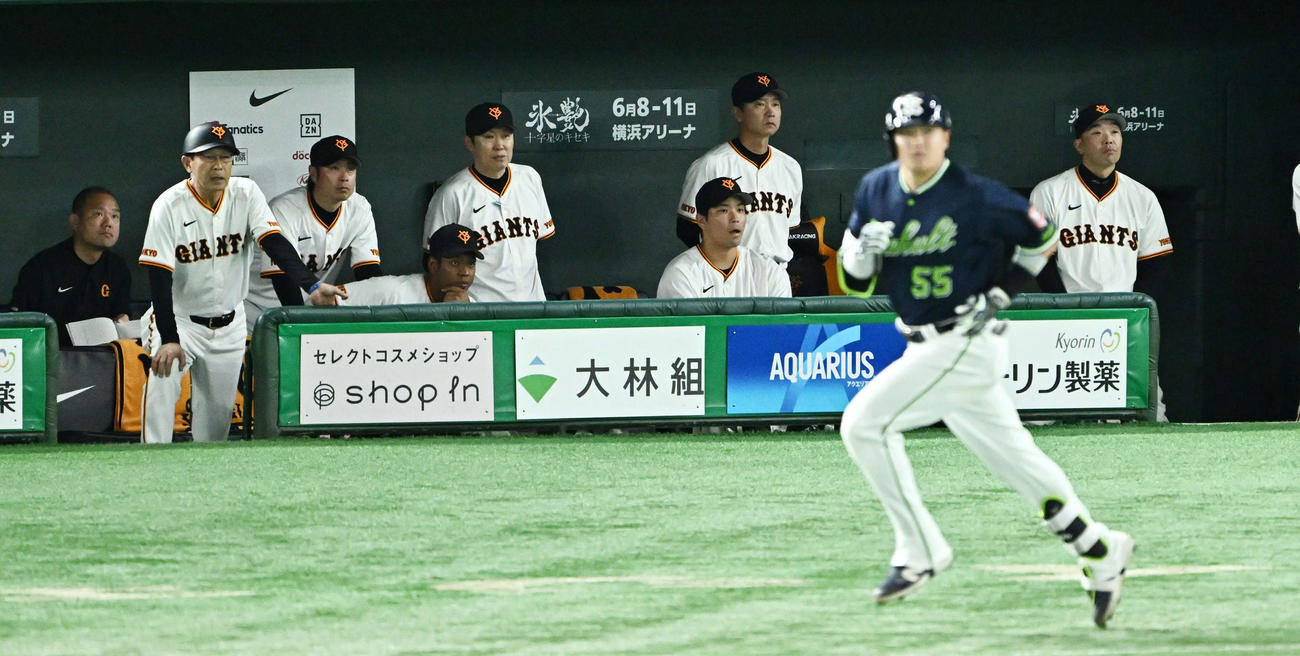 巨人対ヤクルト　3回表ヤクルト2死、村上（手前）のソロ本塁打の打球を見る阿部監督（右）ら（撮影・滝沢徹郎）