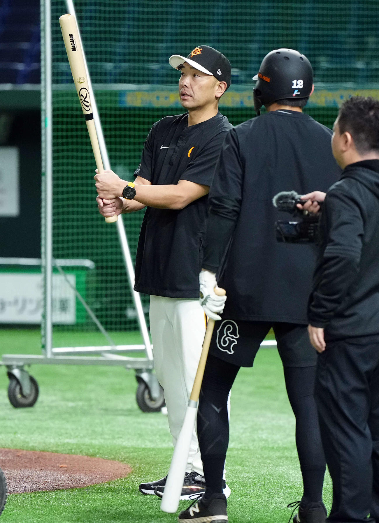 巨人対ヤクルト　萩尾と話をする巨人阿部（撮影・たえ見朱実）