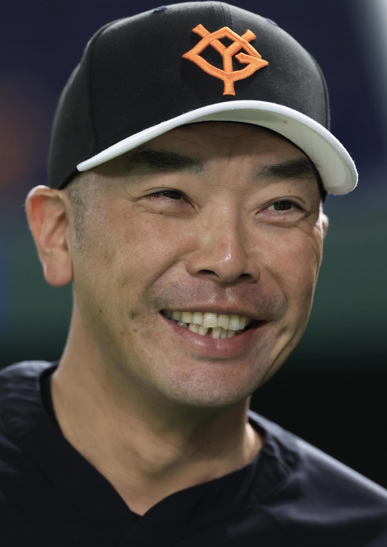 巨人対ヤクルト　試合前、報道陣と話す巨人阿部監督=2024年5月1日