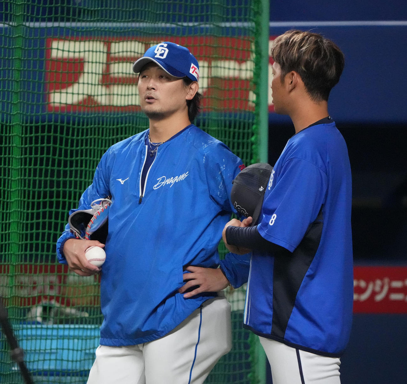 30日、中日対DeNA　試合前、京田と言葉を交わす涌井（左）（撮影・森本幸一）