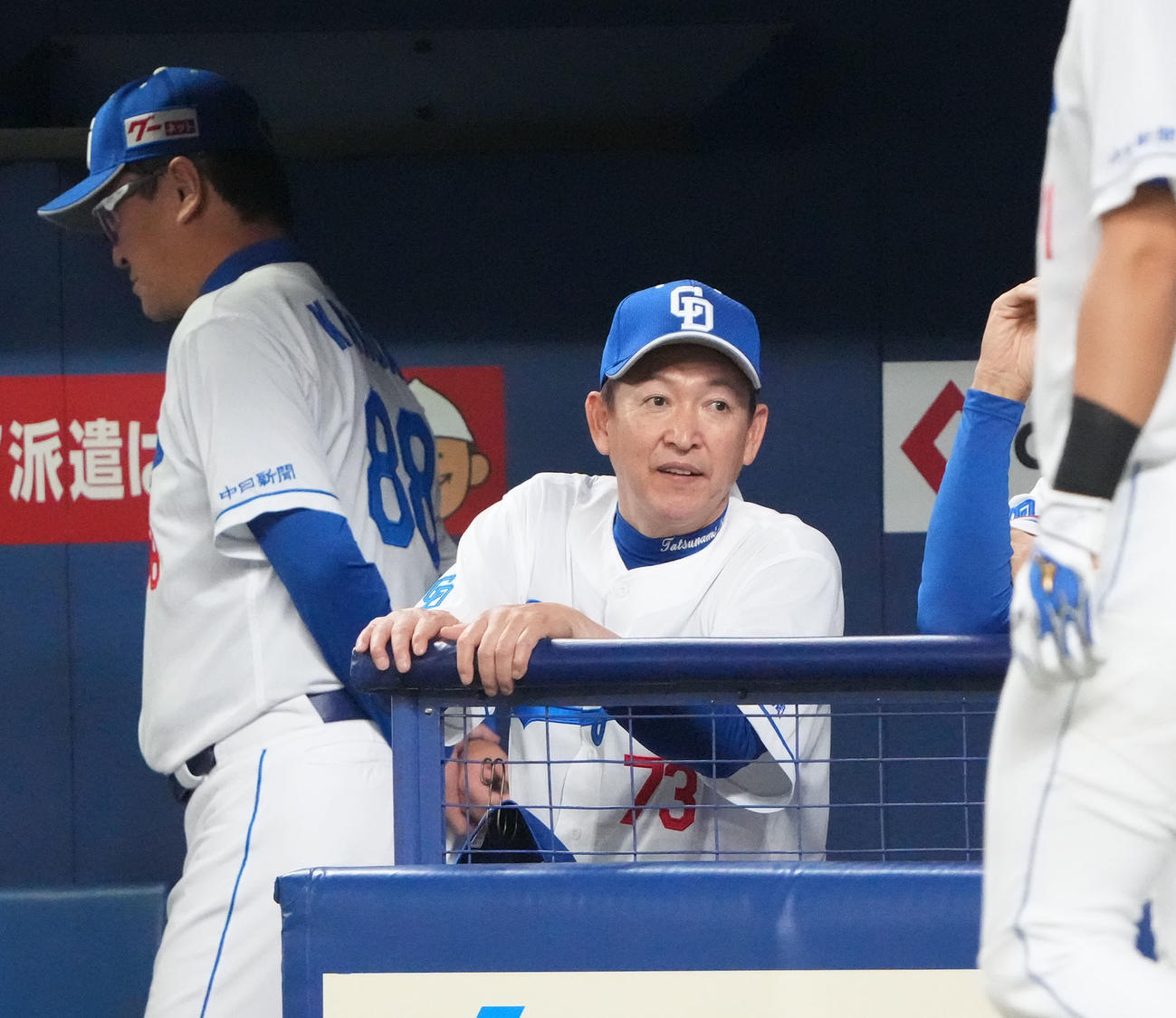 中日対DeNA 6回裏、ベンチからグラウンドを見つめる立浪監督（右）（撮影・森本幸一）