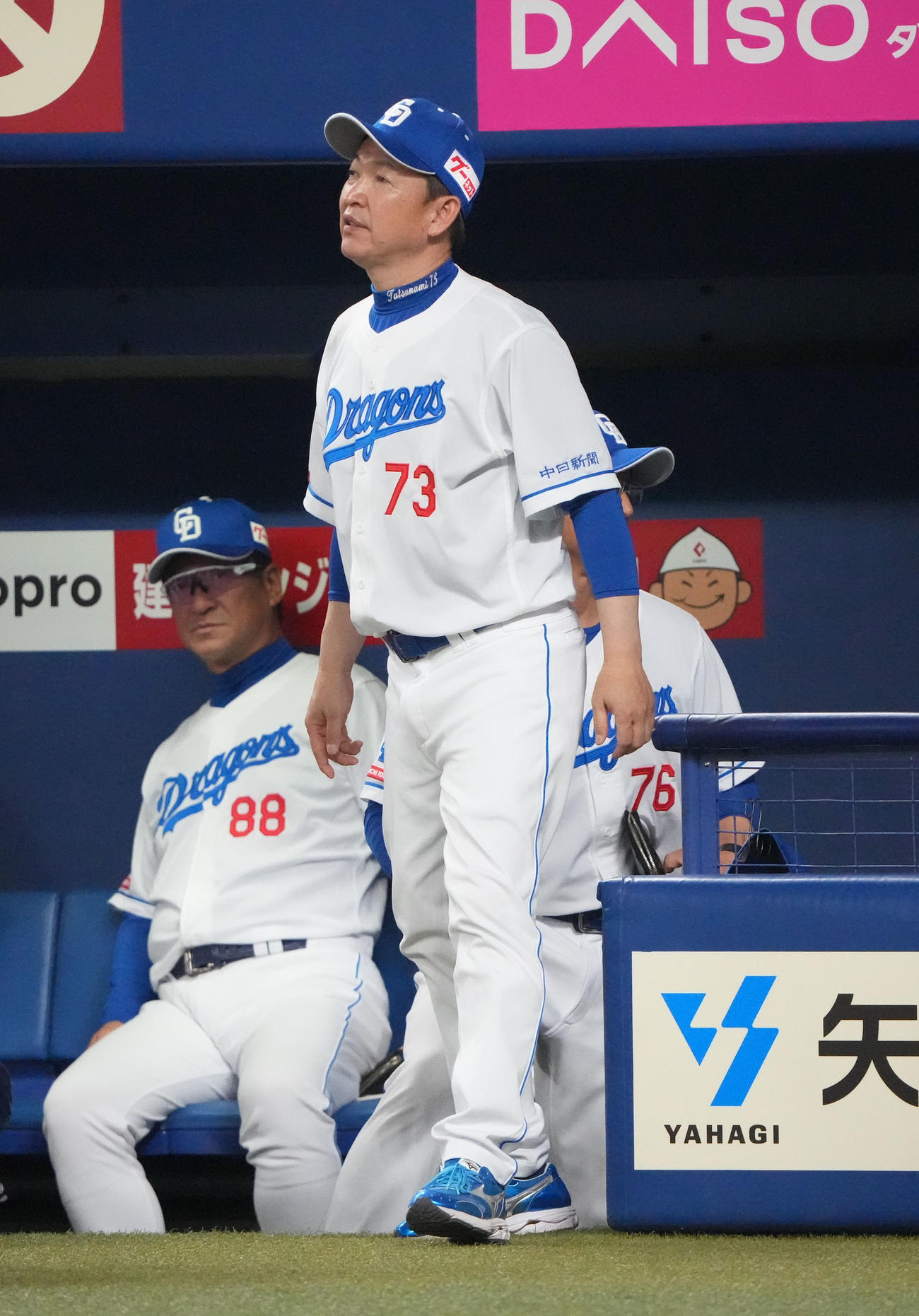 中日対DeNA 6回終了、選手交代を告げる立浪監督（右）（撮影・森本幸一）