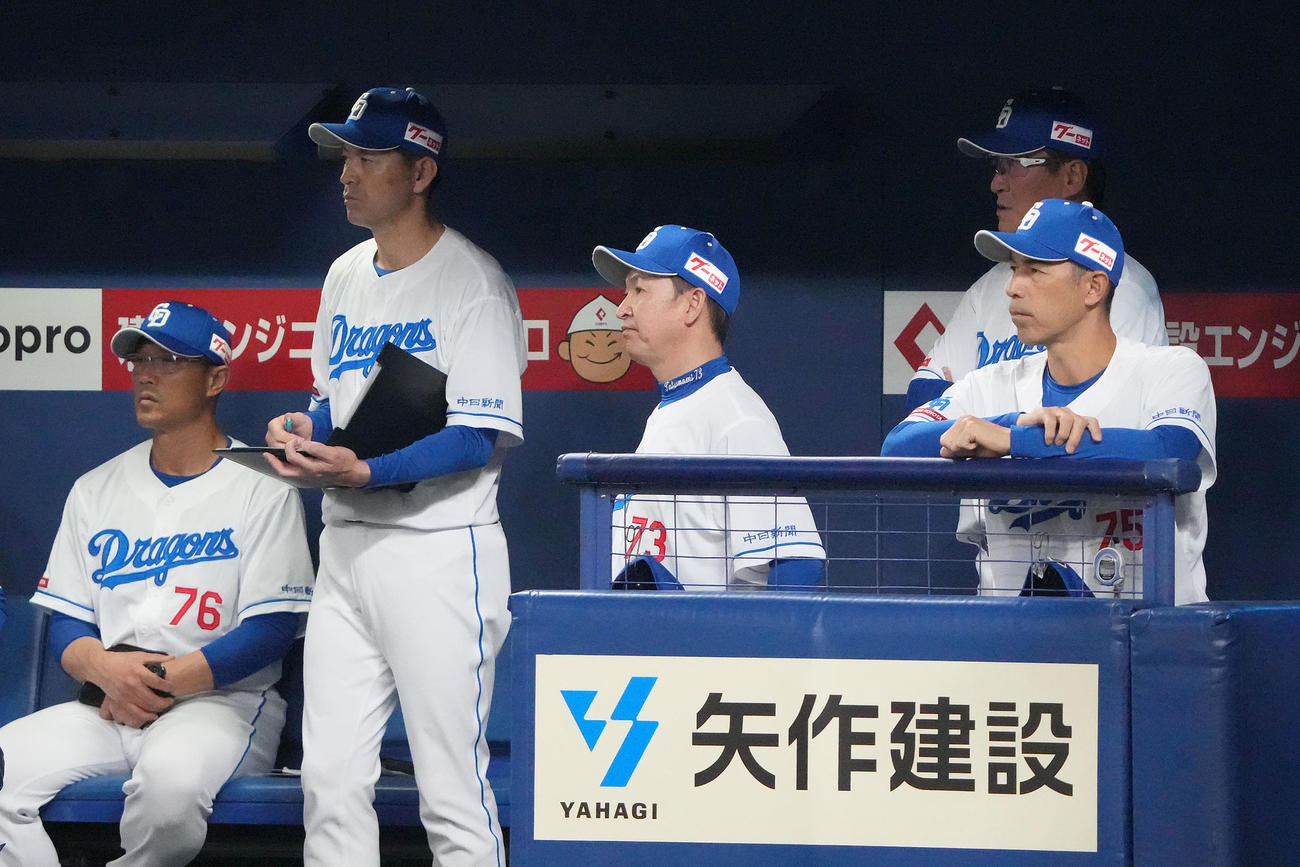 中日対DeNA　試合終了、渋い表情でベンチを後にする立浪監督（中央）（撮影・森本幸一）