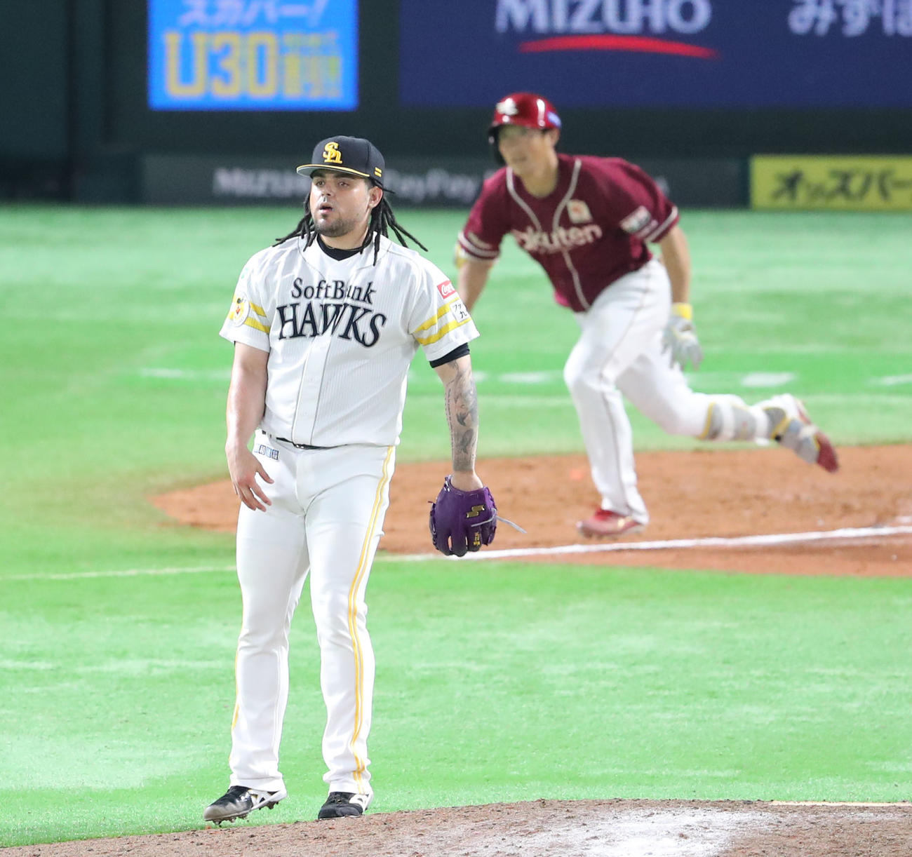 ソフトバンク対楽天　9回表楽天1死二塁、小深田に勝ち越し中前適時打を浴びたオスナ（撮影・梅根麻紀）