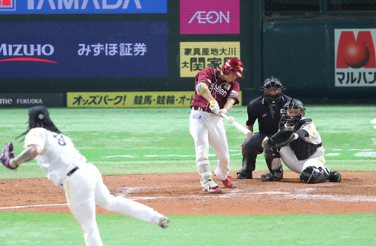 ソフトバンク対楽天　9回表楽天1死二塁、小深田は中前に勝ち越しの適時打を放つ（撮影・梅根麻紀）
