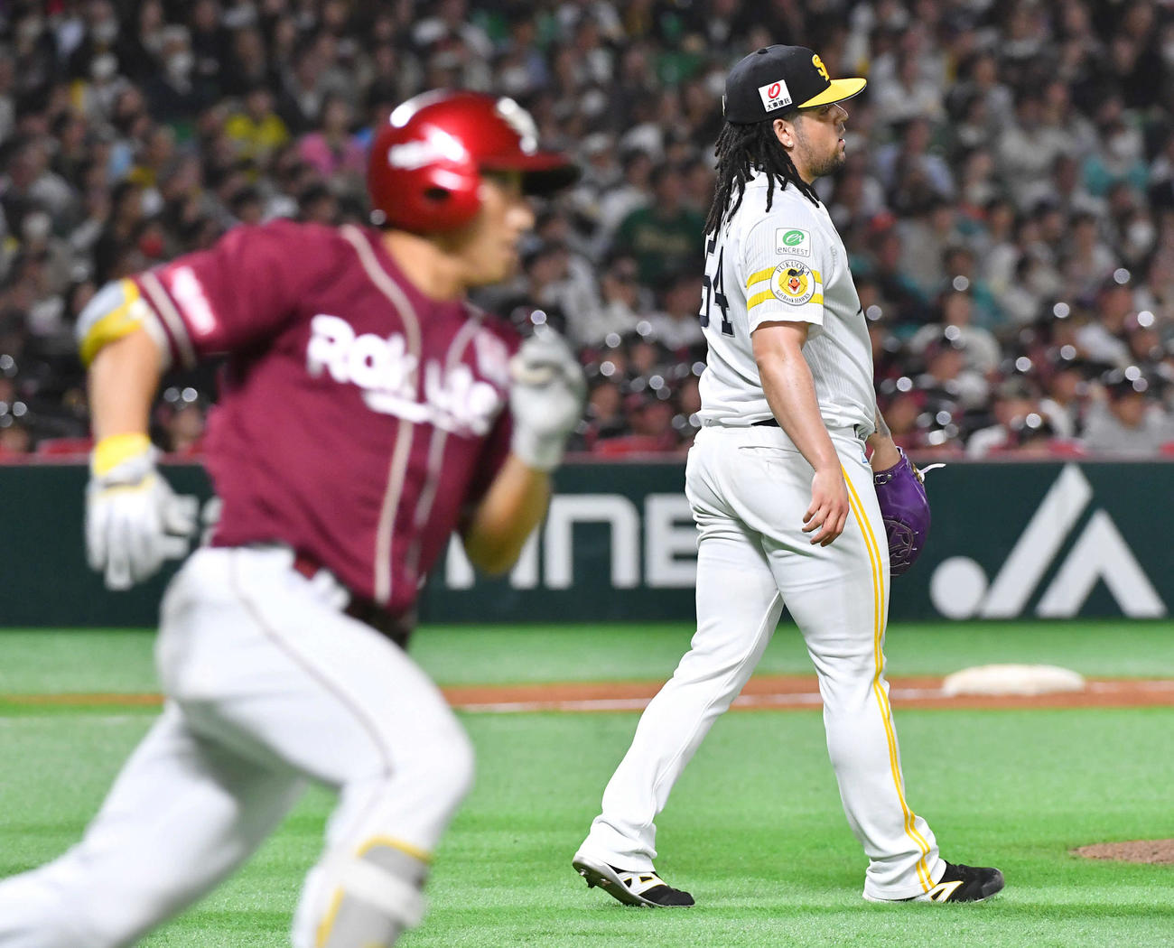 ソフトバンク対楽天　9回表楽天1死二塁、小深田（左）に勝ち越しの中前適時打を打たれたオスナ（撮影・岩下翔太）