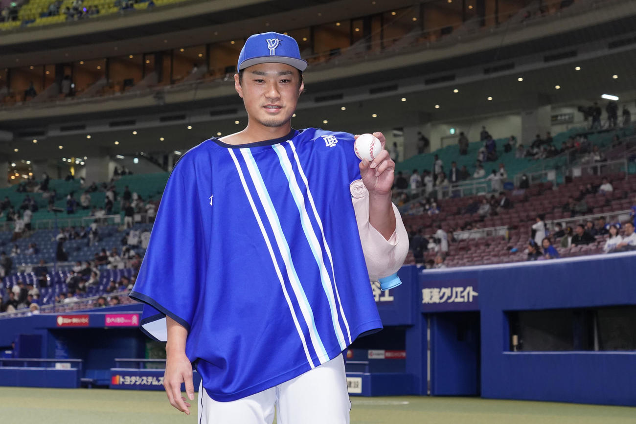 中日対DeNA　ヒーローインタビューを終え勝利球を手にポーズを決める石田健（撮影・森本幸一）