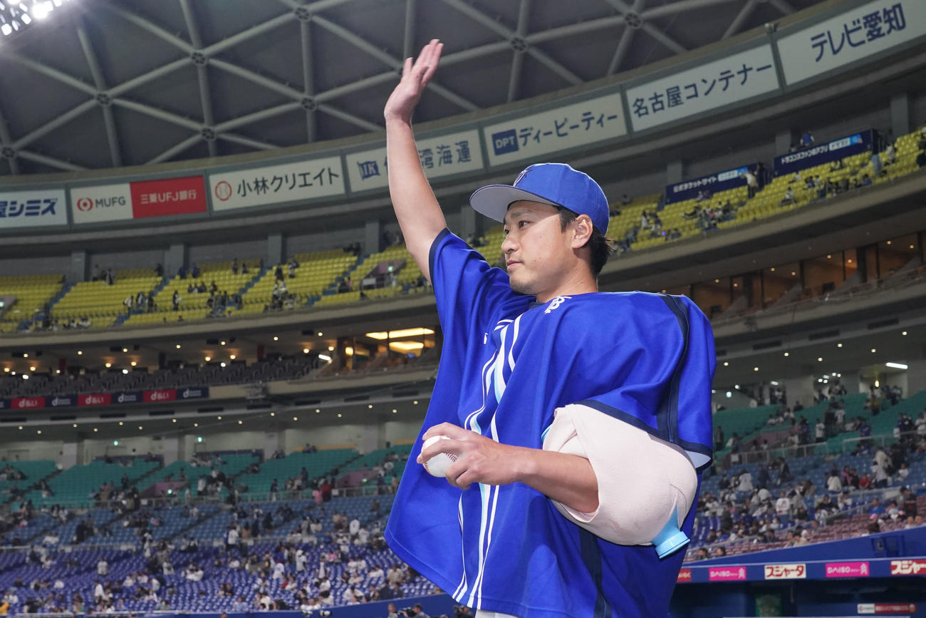 中日対DeNA　ヒーローインタビューを終え勝利球を手にファンの声援に応える石田健（撮影・森本幸一）