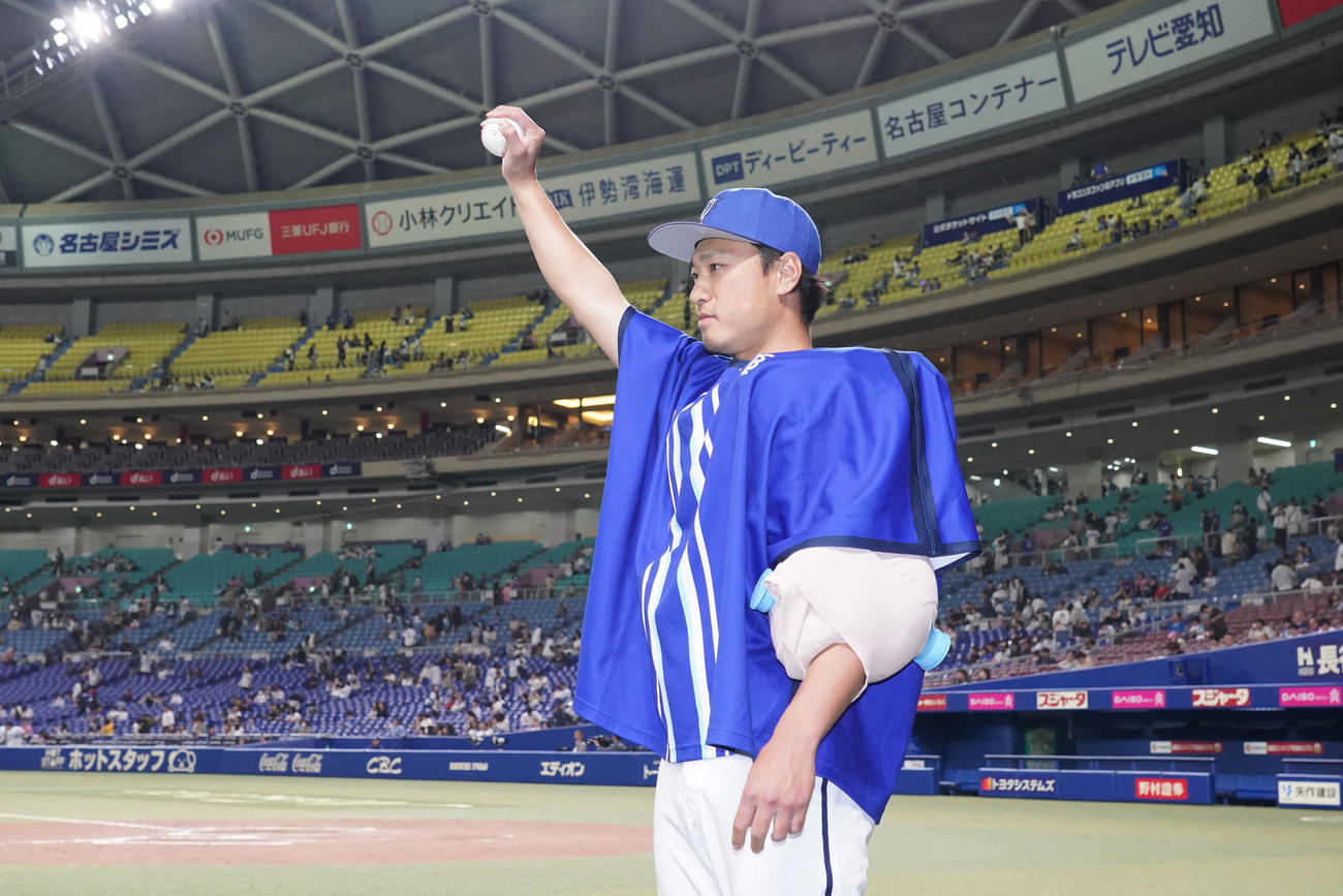 中日対DeNA　ヒーローインタビューを終え勝利球を手にファンの声援に応える石田健（撮影・森本幸一）