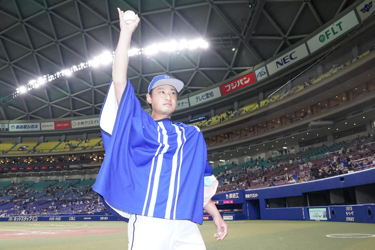 中日対DeNA　ヒーローインタビューを終え勝利球を手にファンの声援に応える石田健（撮影・森本幸一）
