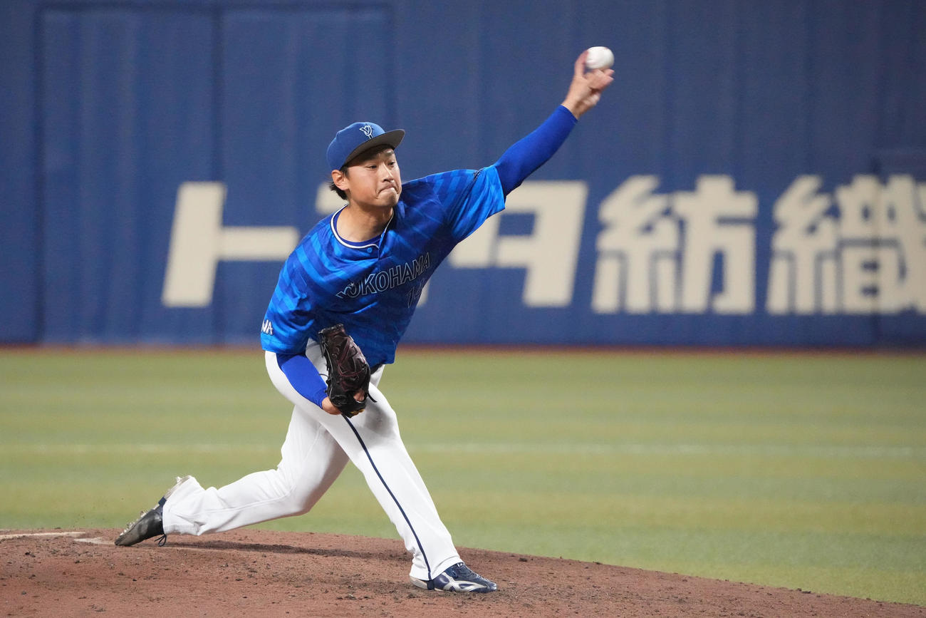 中日対DeNA 5回表、力投するDeNA先発の石田健（撮影・森本幸一）