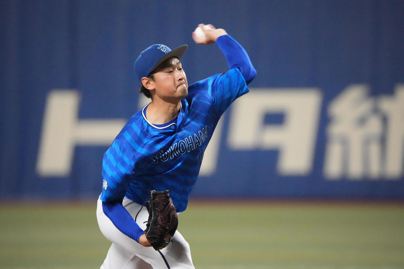 中日対DeNA 5回表、力投するDeNA先発の石田健（撮影・森本幸一）