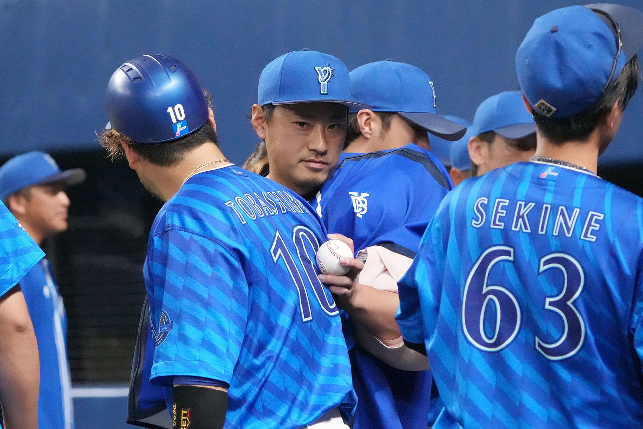 中日対DeNA　試合終了、勝利球を手に戸柱（左）とハグする石田健（撮影・森本幸一）