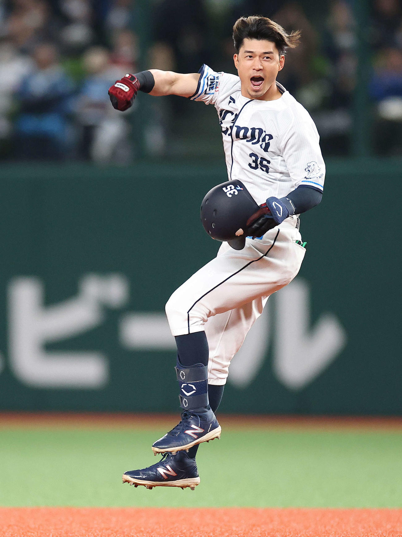 西武対日本ハム　9回裏西武2死二塁、左越えサヨナラ2点本塁打を放ち、ガッツポーズしながら跳びはねる若林（撮影・河田真司）